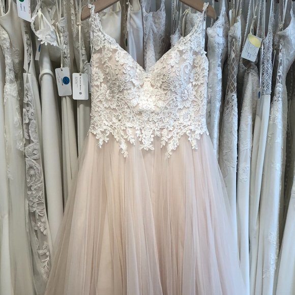 Tea-length, tulle skirt, fitted lace bodice, v-neckline - Picture 1 of 5